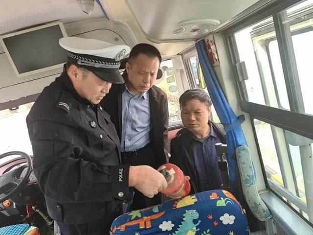 楊凌交警聯(lián)合多部門開展校車安全檢查/ 楊凌交警聯(lián)合多部門開展校車安全檢查