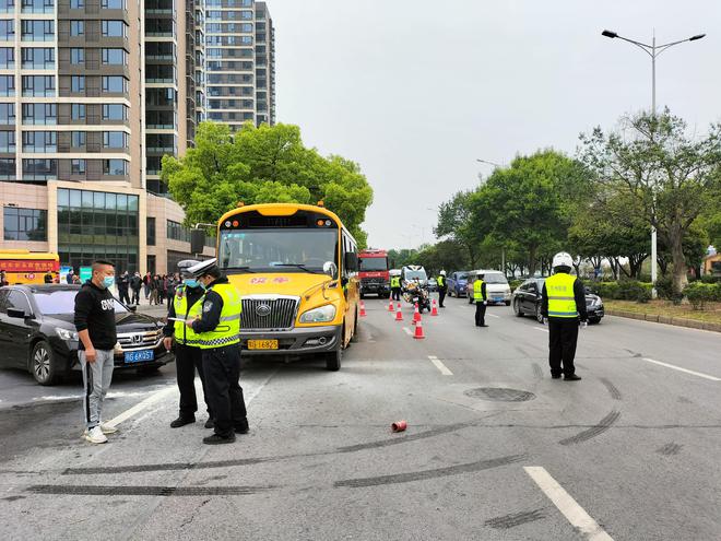 打造平安校園!2023年鄂城區校車安全應急演練成功舉行 打造平安校園!2023年鄂城區校車安全應急演練成功舉行