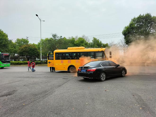 打造平安校園!2023年鄂城區校車安全應急演練成功舉行 打造平安校園!2023年鄂城區校車安全應急演練成功舉行