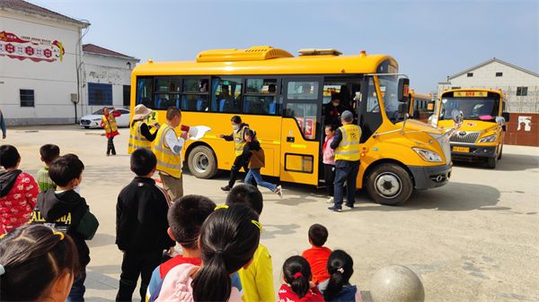 懷寧縣清河中心學(xué)校開展校車突發(fā)事件綜合性應(yīng)急演練活動(dòng)/ 懷寧縣清河中心學(xué)校開展校車突發(fā)事件綜合性應(yīng)急演練活動(dòng)