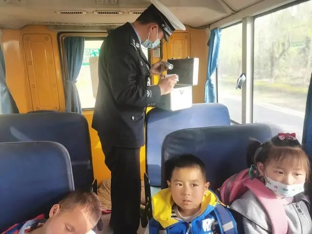 白水公安交警持續加強春季校車交通安全管理工作/ 白水公安交警持續加強春季校車交通安全管理工作