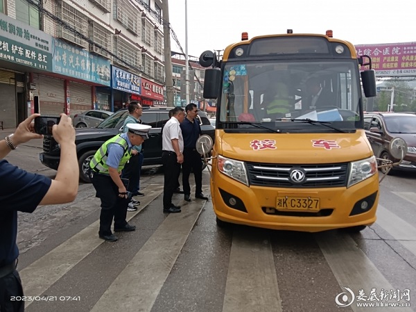 漣源市多部門聯(lián)合開展校車安全管理專項檢查/ 漣源市多部門聯(lián)合開展校車安全管理專項檢查