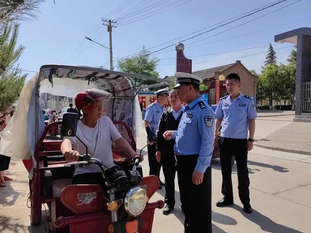 白水公安交警再掀接學車輛違法專項整治行動全力守護學生安全/ 白水公安交警再掀接學車輛違法專項整治行動全力守護學生安全