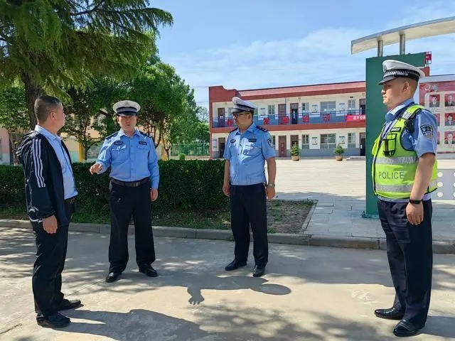 白水公安交警再掀接學車輛違法專項整治行動全力守護學生安全/ 白水公安交警再掀接學車輛違法專項整治行動全力守護學生安全