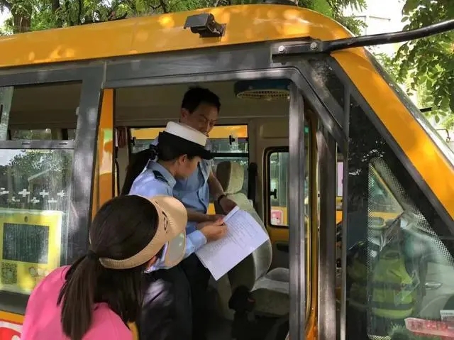 華陰交警源頭監(jiān)管繃緊弦 安全告誡筑防線 華陰交警源頭監(jiān)管繃緊弦 安全告誡筑防線