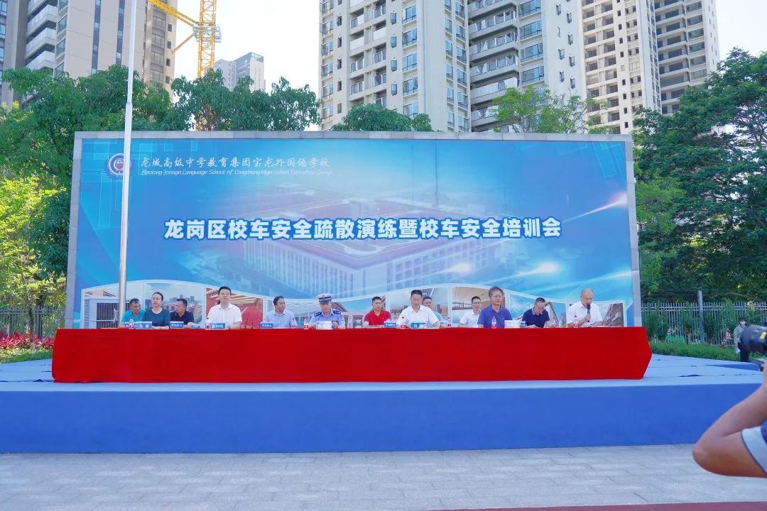 遇突發(fā)不要慌!這場(chǎng)“沉浸式”校車(chē)應(yīng)急演練給出“教科書(shū)”式做法 圖片