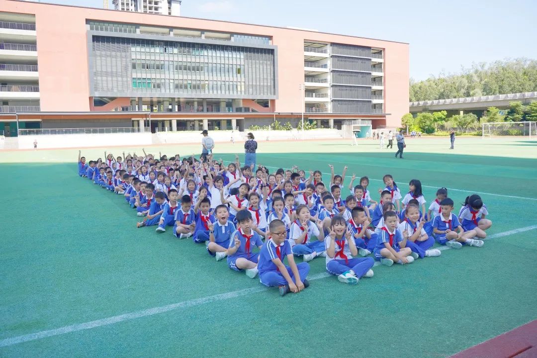 遇突發(fā)不要慌!這場(chǎng)“沉浸式”校車(chē)應(yīng)急演練給出“教科書(shū)”式做法 圖片