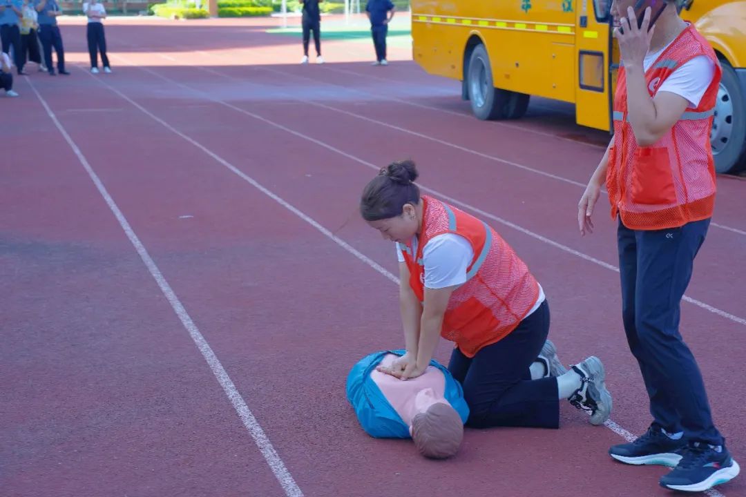 遇突發(fā)不要慌!這場(chǎng)“沉浸式”校車(chē)應(yīng)急演練給出“教科書(shū)”式做法 圖片