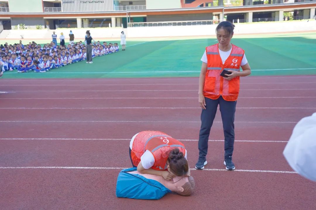 遇突發(fā)不要慌!這場(chǎng)“沉浸式”校車(chē)應(yīng)急演練給出“教科書(shū)”式做法 圖片