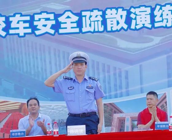 遇突發(fā)不要慌!這場(chǎng)“沉浸式”校車(chē)應(yīng)急演練給出“教科書(shū)”式做法 圖片