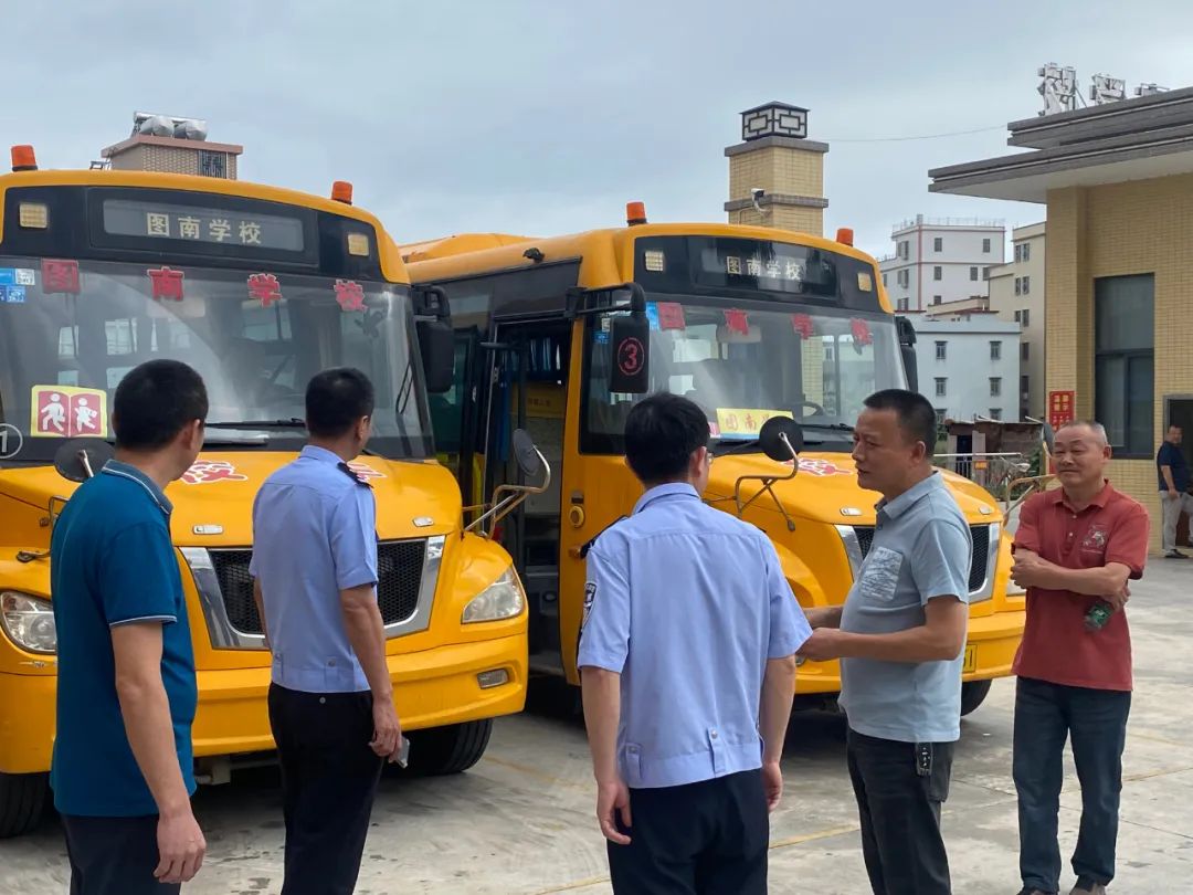 把好校車安全關(guān)!潮陽交警走進(jìn)學(xué)校開展校車安全檢查和安全宣傳教育 圖片