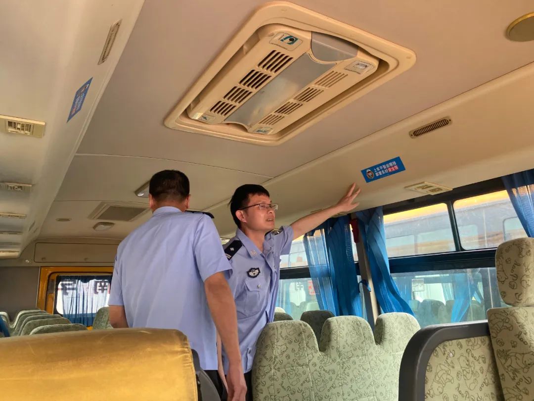 把好校車安全關(guān)!潮陽交警走進(jìn)學(xué)校開展校車安全檢查和安全宣傳教育 圖片