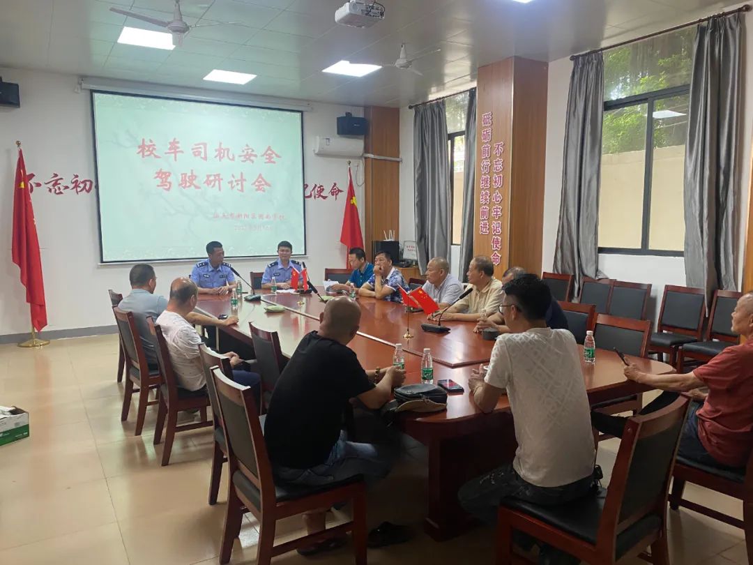 把好校車安全關(guān)!潮陽交警走進(jìn)學(xué)校開展校車安全檢查和安全宣傳教育 圖片