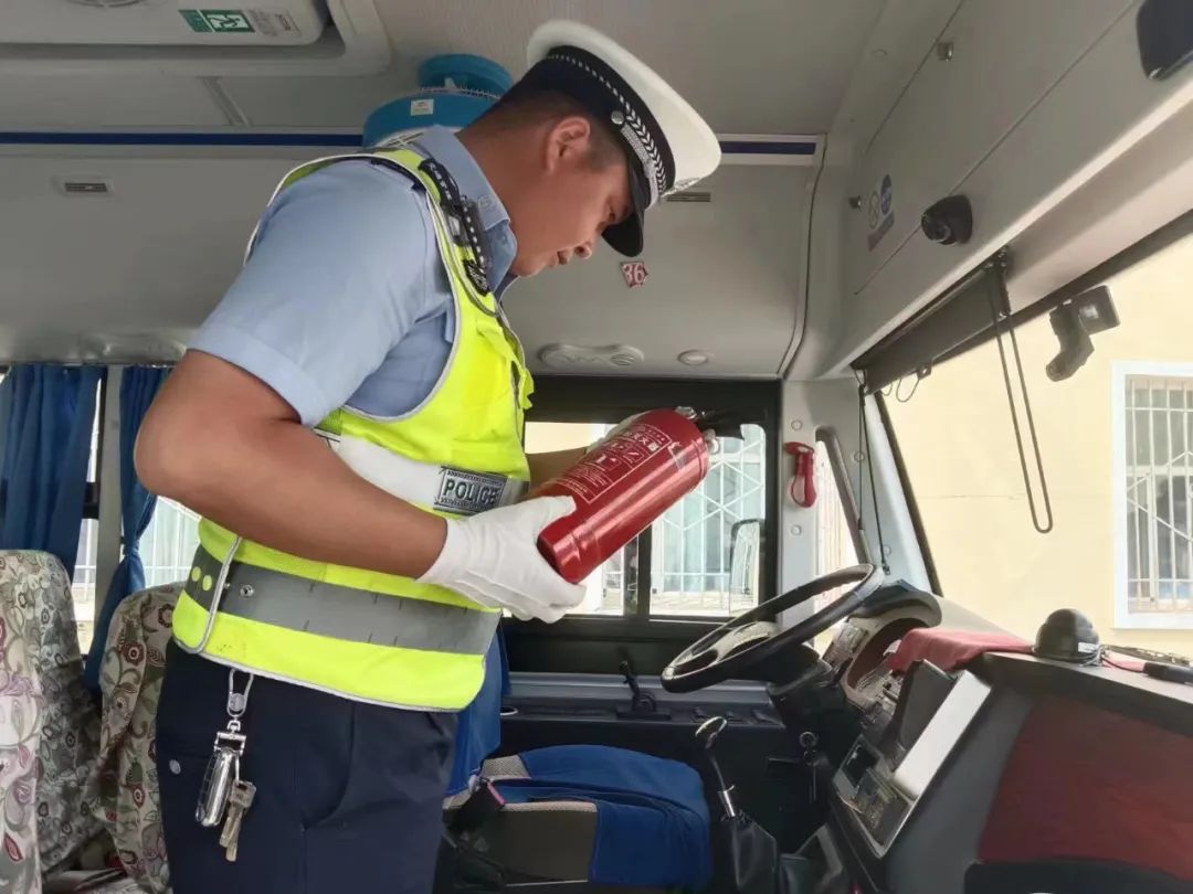 【安全生產月】吉木乃交警嚴查校車筑牢安全 圖片