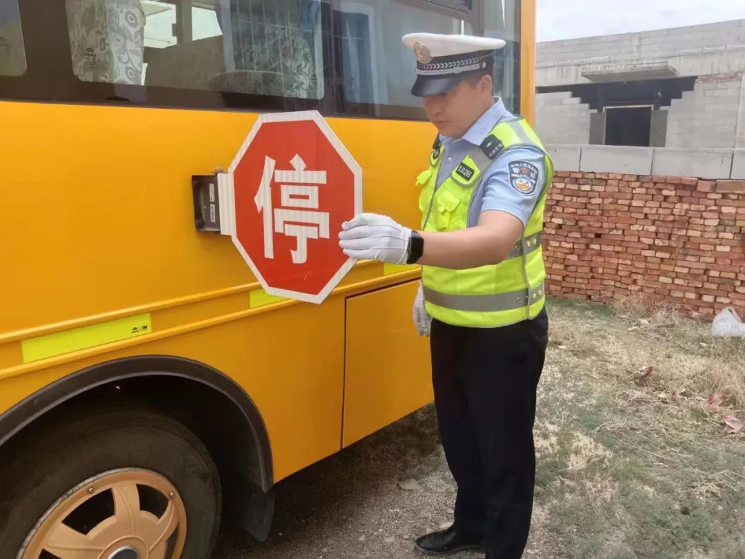 【安全生產月】吉木乃交警嚴查校車筑牢安全 圖片