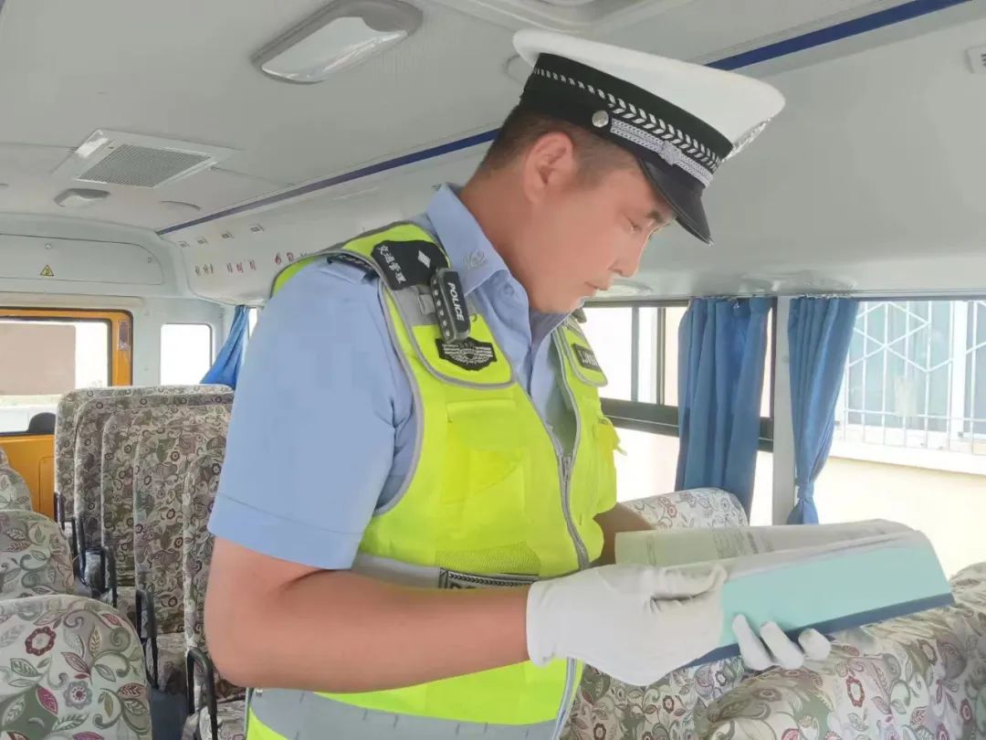 【安全生產月】吉木乃交警嚴查校車筑牢安全 圖片