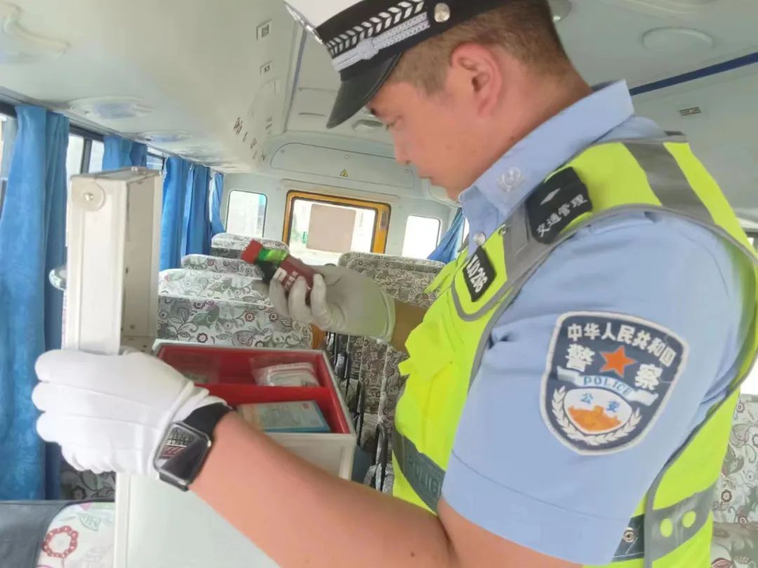 【安全生產月】吉木乃交警嚴查校車筑牢安全 圖片