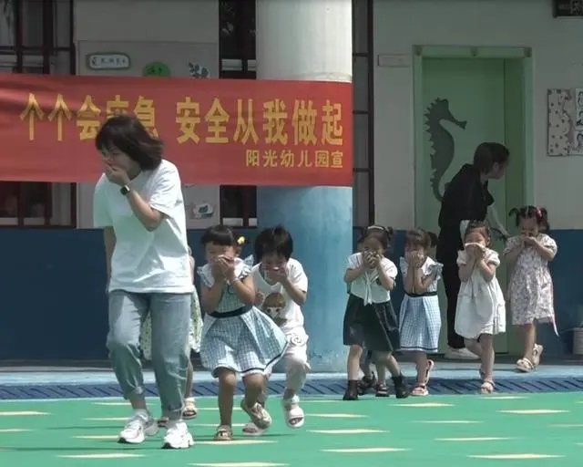 韶山市開展校車、幼兒園火災應急救援演練 韶山市開展校車、幼兒園火災應急救援演練