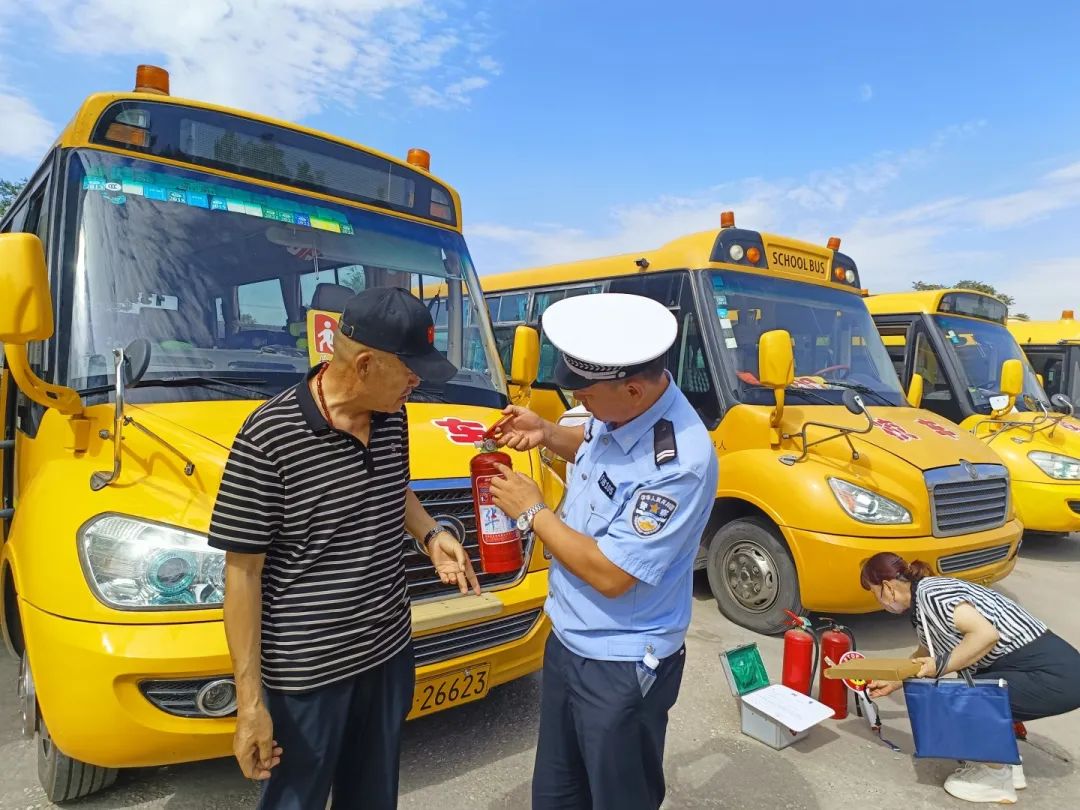 開學季!石嘴山交警開展校車安全“大體檢” 圖片