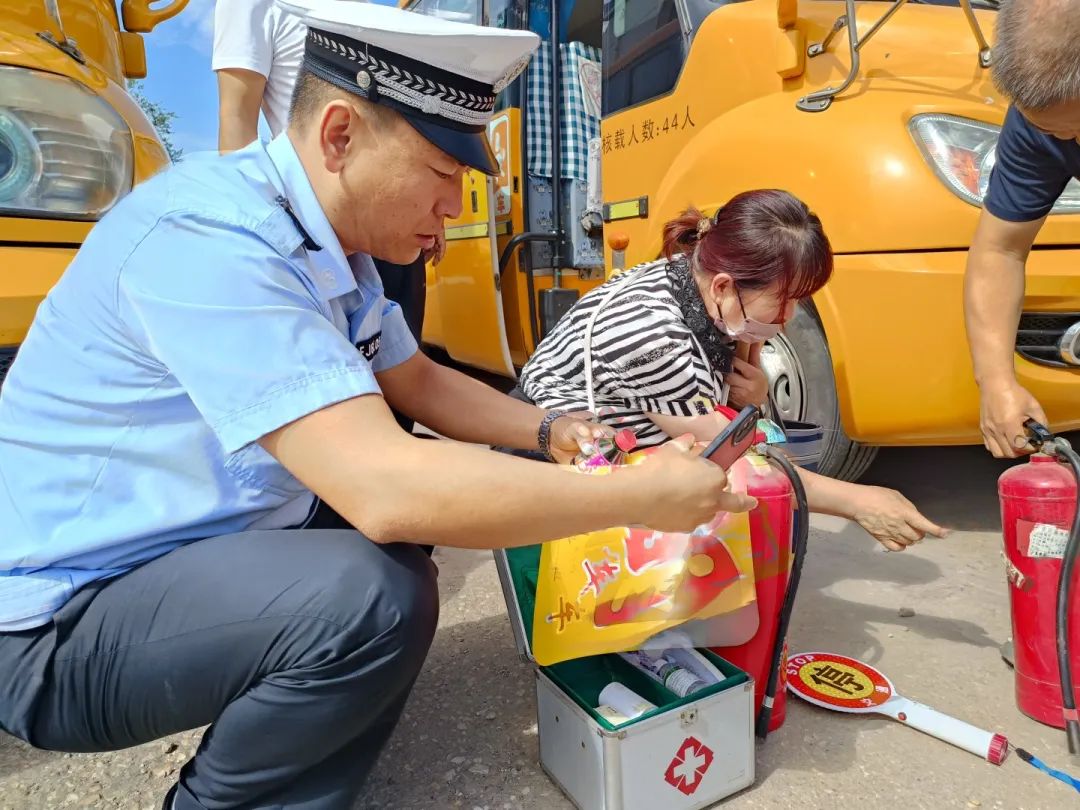 開學季!石嘴山交警開展校車安全“大體檢” 圖片