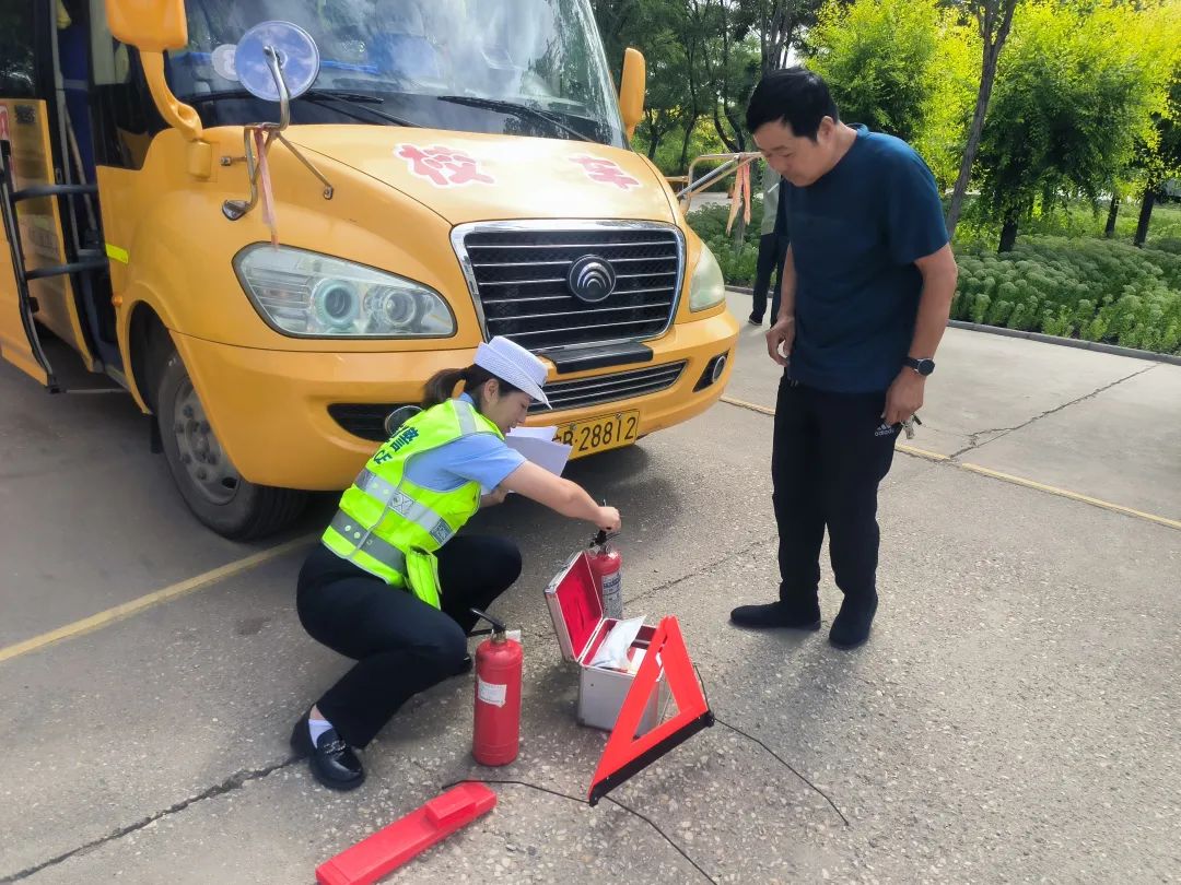 開學季!石嘴山交警開展校車安全“大體檢” 圖片