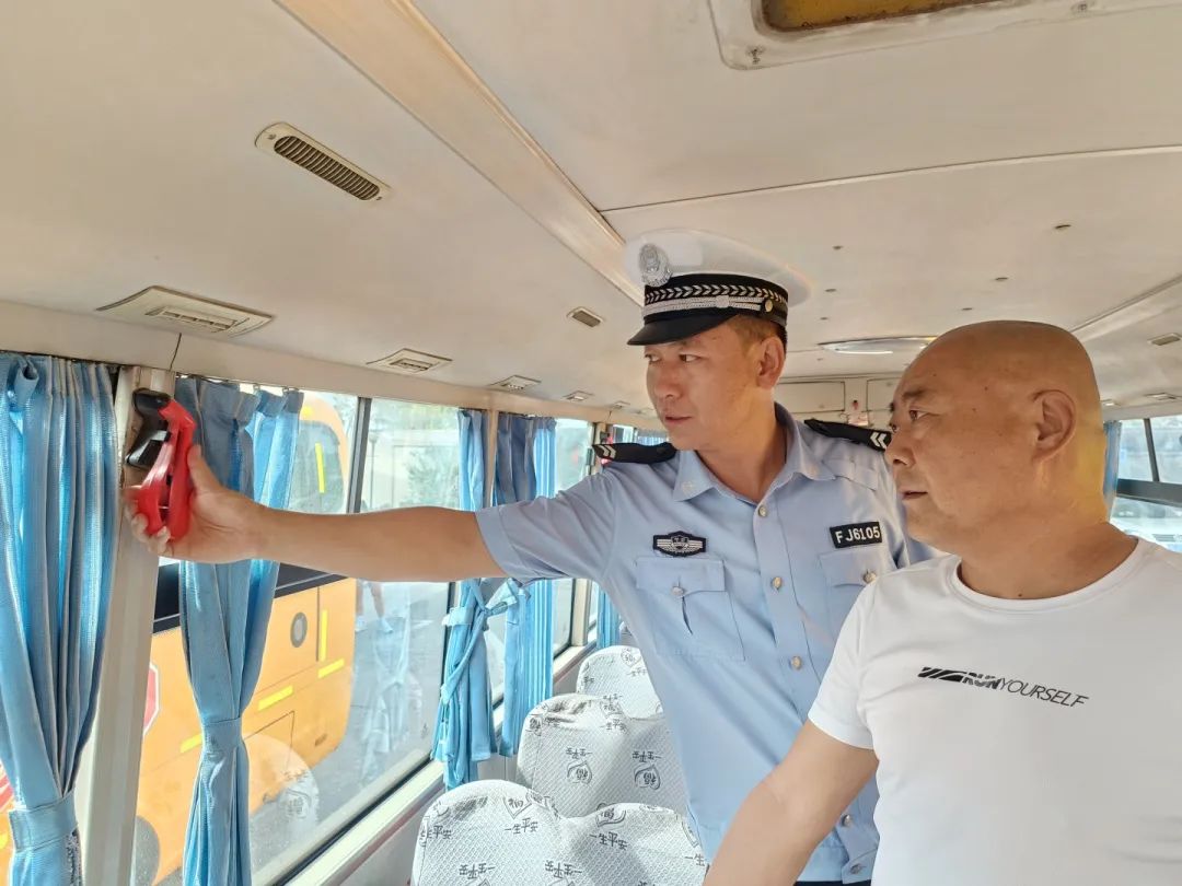 開學季!石嘴山交警開展校車安全“大體檢” 圖片