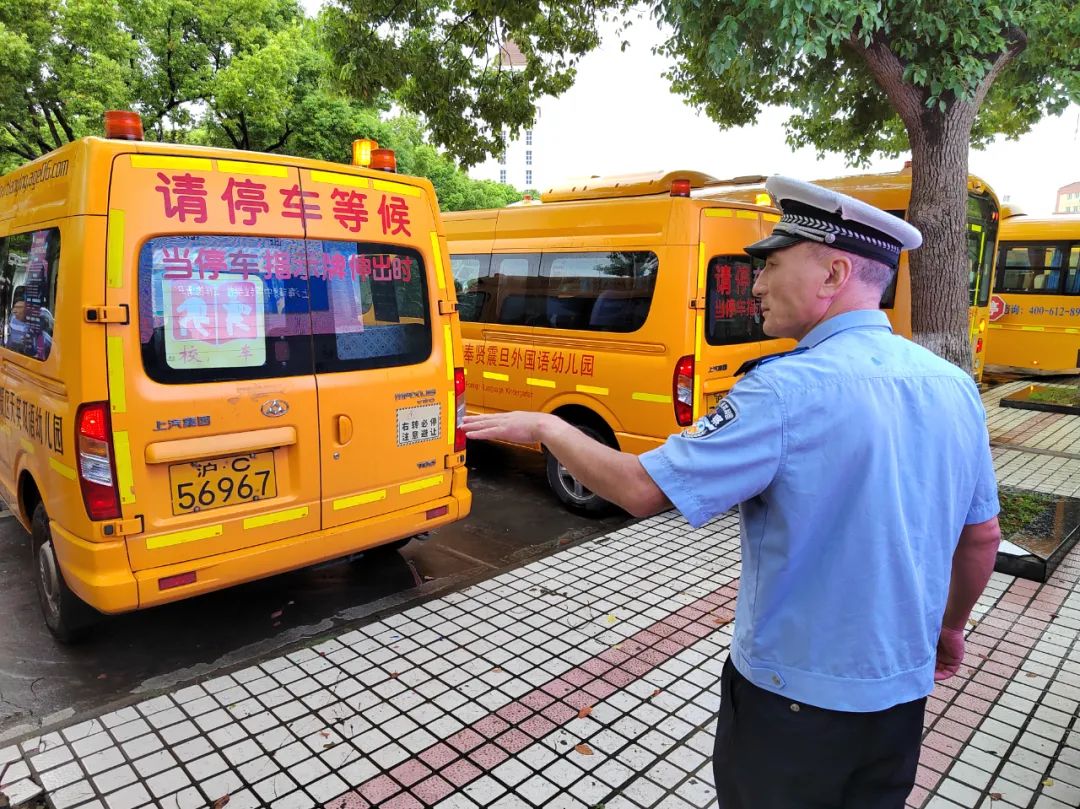 開學了孩子乘坐的校車安全嗎,奉賢交警來把關→ 圖片