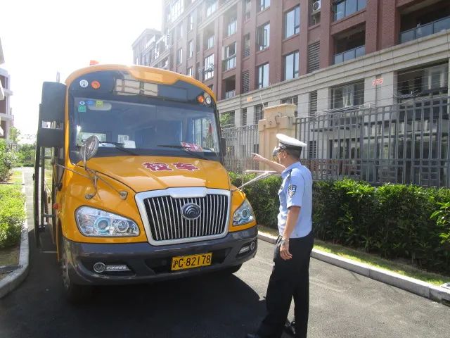 開學了孩子乘坐的校車安全嗎,奉賢交警來把關→ 圖片
