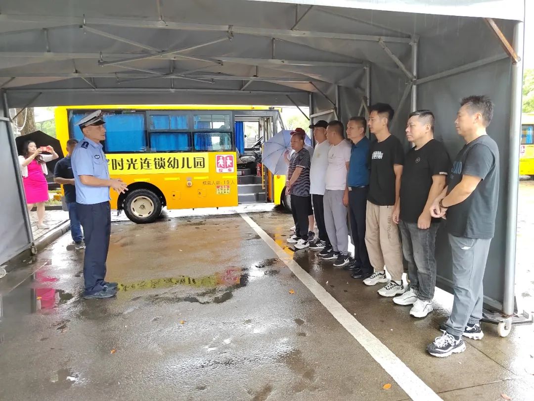 開學了孩子乘坐的校車安全嗎,奉賢交警來把關→ 圖片