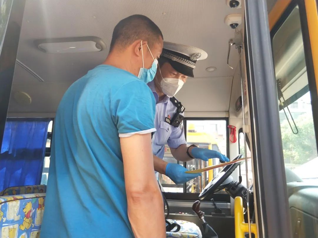 開學了孩子乘坐的校車安全嗎,奉賢交警來把關→ 圖片