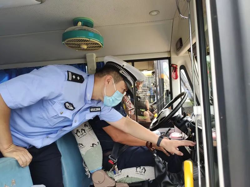 開學了孩子乘坐的校車安全嗎,奉賢交警來把關→ 圖片