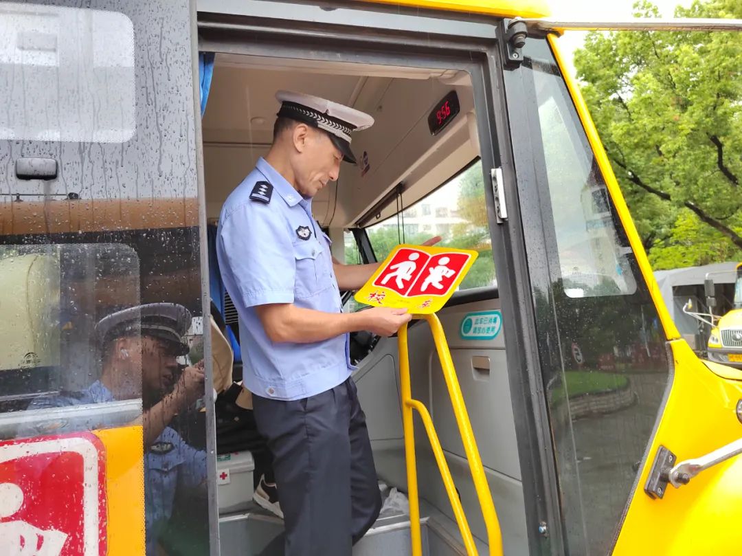 開學了孩子乘坐的校車安全嗎,奉賢交警來把關→ 圖片