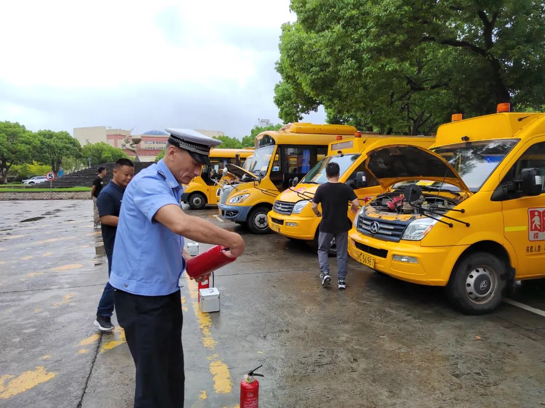 開學了孩子乘坐的校車安全嗎,奉賢交警來把關→ 圖片