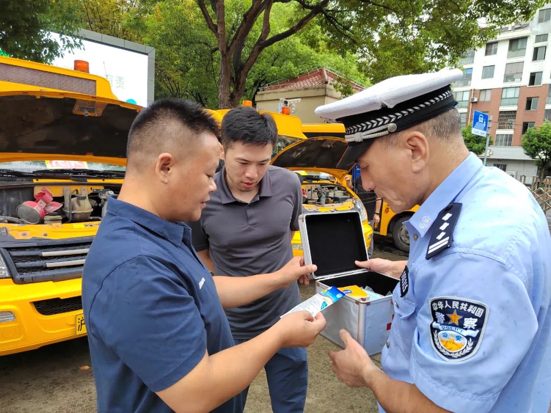 開學了孩子乘坐的校車安全嗎,奉賢交警來把關→ 圖片
