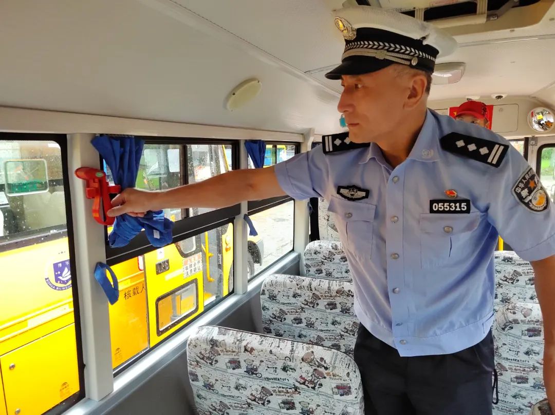 開學了孩子乘坐的校車安全嗎,奉賢交警來把關→ 圖片