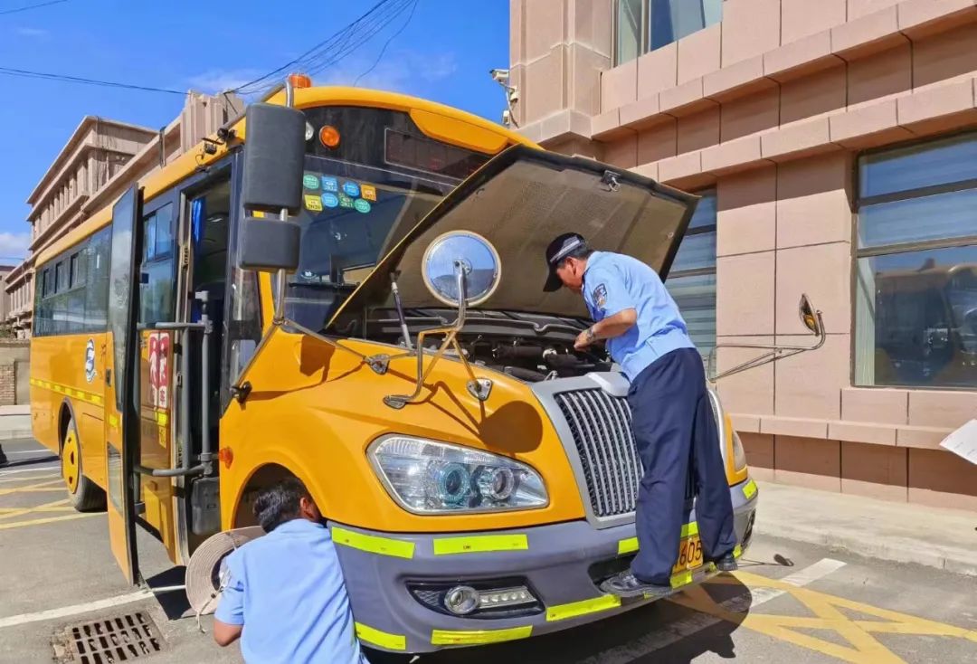 烏蘭交警嚴(yán)格檢驗(yàn)校車(chē) 核發(fā)校車(chē)標(biāo)牌 圖片