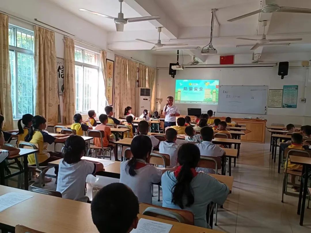 開學首日,校車護航羅坑小學學子順利入學 圖片
