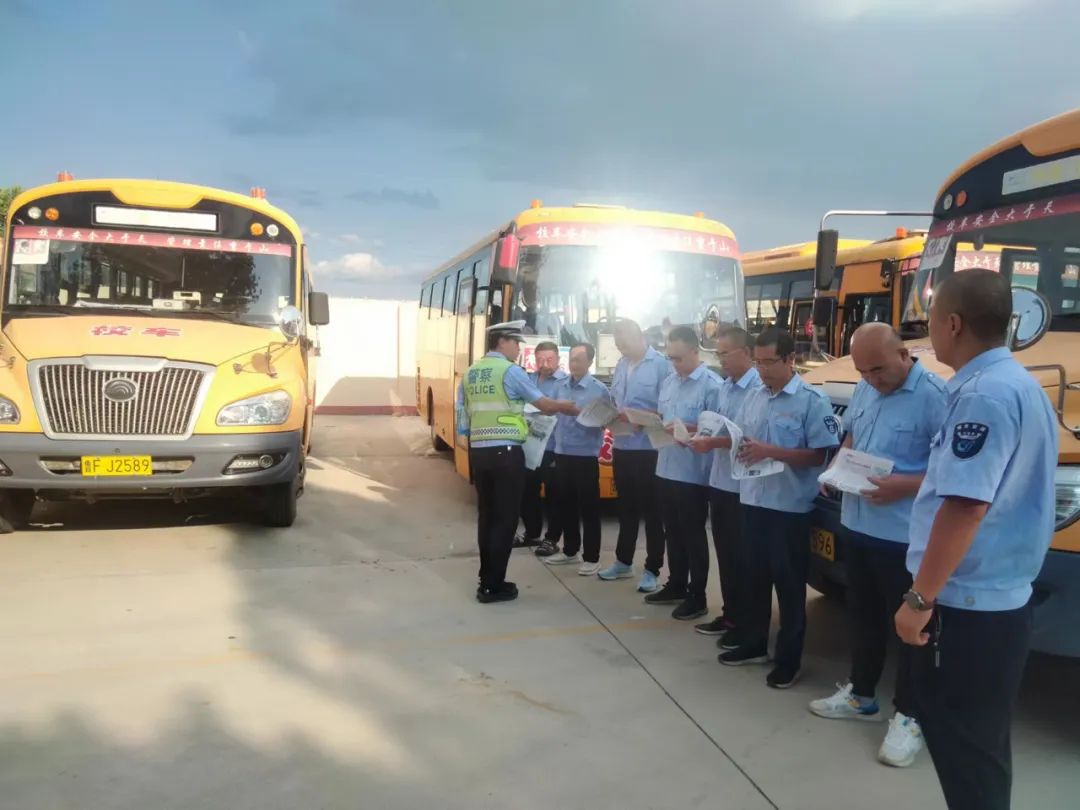 【華東中南區(qū)域聯(lián)合整治】招遠(yuǎn)交警把好校車交通安全關(guān) 護(hù)航學(xué)生出行每一天 圖片