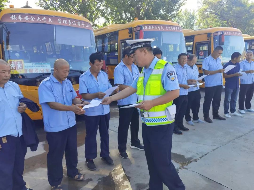 【華東中南區(qū)域聯(lián)合整治】招遠(yuǎn)交警把好校車交通安全關(guān) 護(hù)航學(xué)生出行每一天 圖片