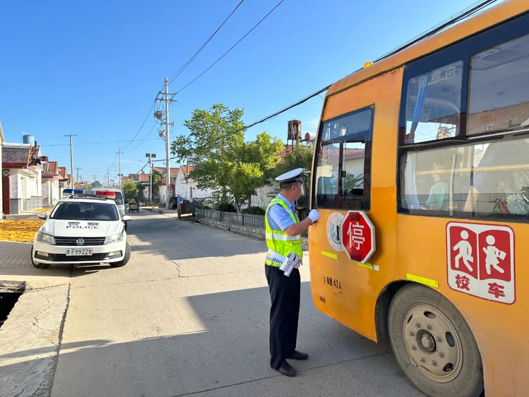 【華東中南區(qū)域聯(lián)合整治】招遠(yuǎn)交警把好校車交通安全關(guān) 護(hù)航學(xué)生出行每一天 圖片