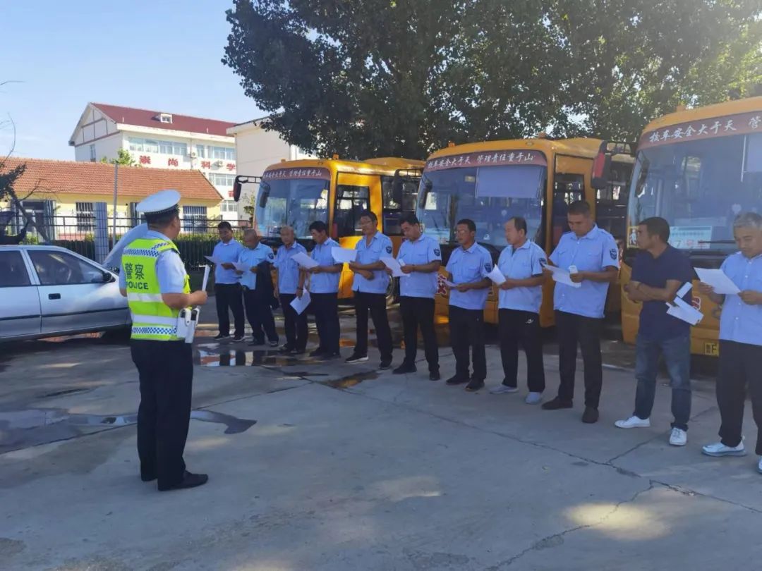 【華東中南區(qū)域聯(lián)合整治】招遠(yuǎn)交警把好校車交通安全關(guān) 護(hù)航學(xué)生出行每一天 圖片