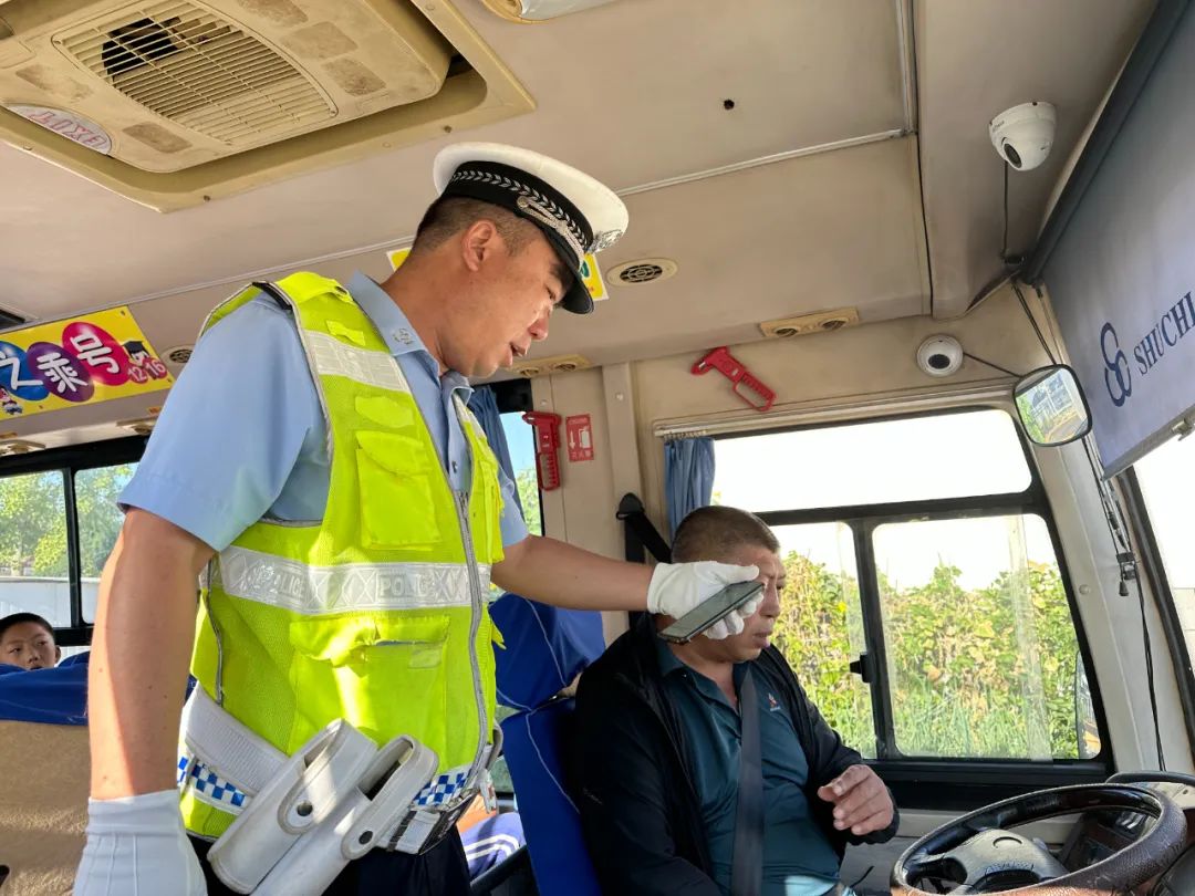 【華東中南區(qū)域聯(lián)合整治】招遠(yuǎn)交警把好校車交通安全關(guān) 護(hù)航學(xué)生出行每一天 圖片