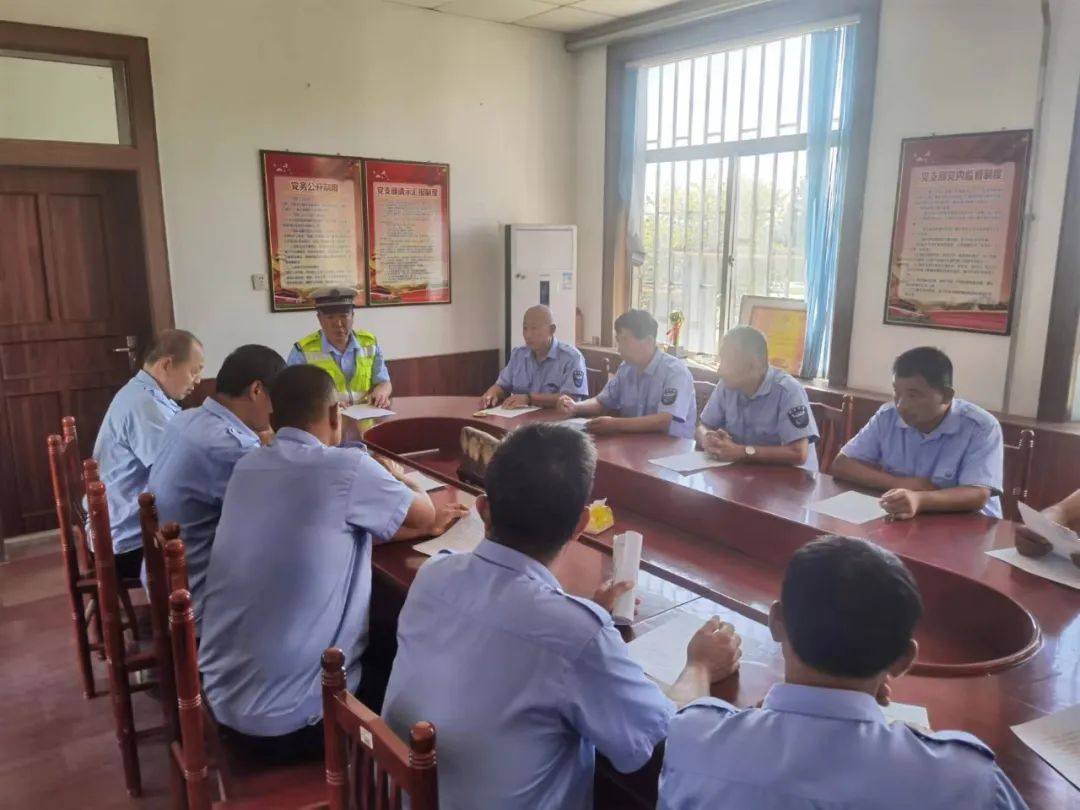 【華東中南區(qū)域聯(lián)合整治】招遠(yuǎn)交警把好校車交通安全關(guān) 護(hù)航學(xué)生出行每一天 圖片