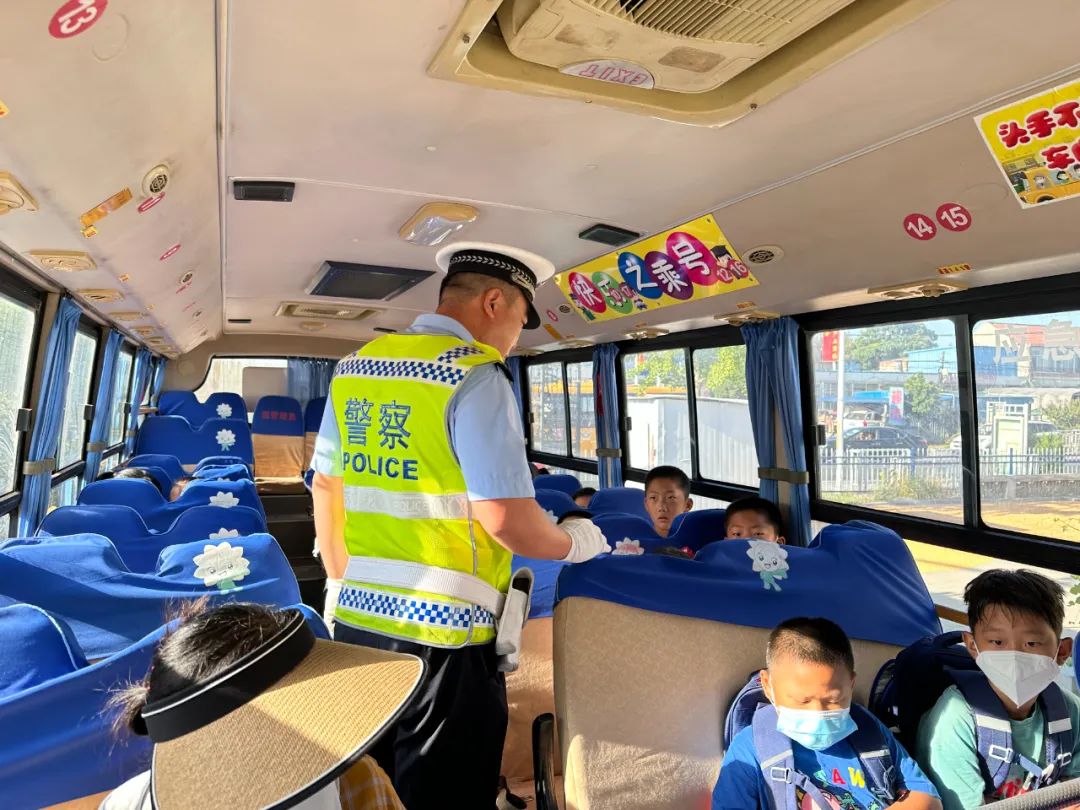 【華東中南區(qū)域聯(lián)合整治】招遠(yuǎn)交警把好校車交通安全關(guān) 護(hù)航學(xué)生出行每一天 圖片