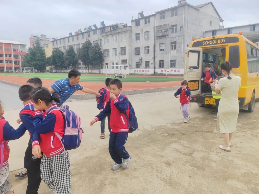 校車安全始于心 防患未然始于行——縣第四實驗小學大同校區開展校車交通安全應急演練 圖片