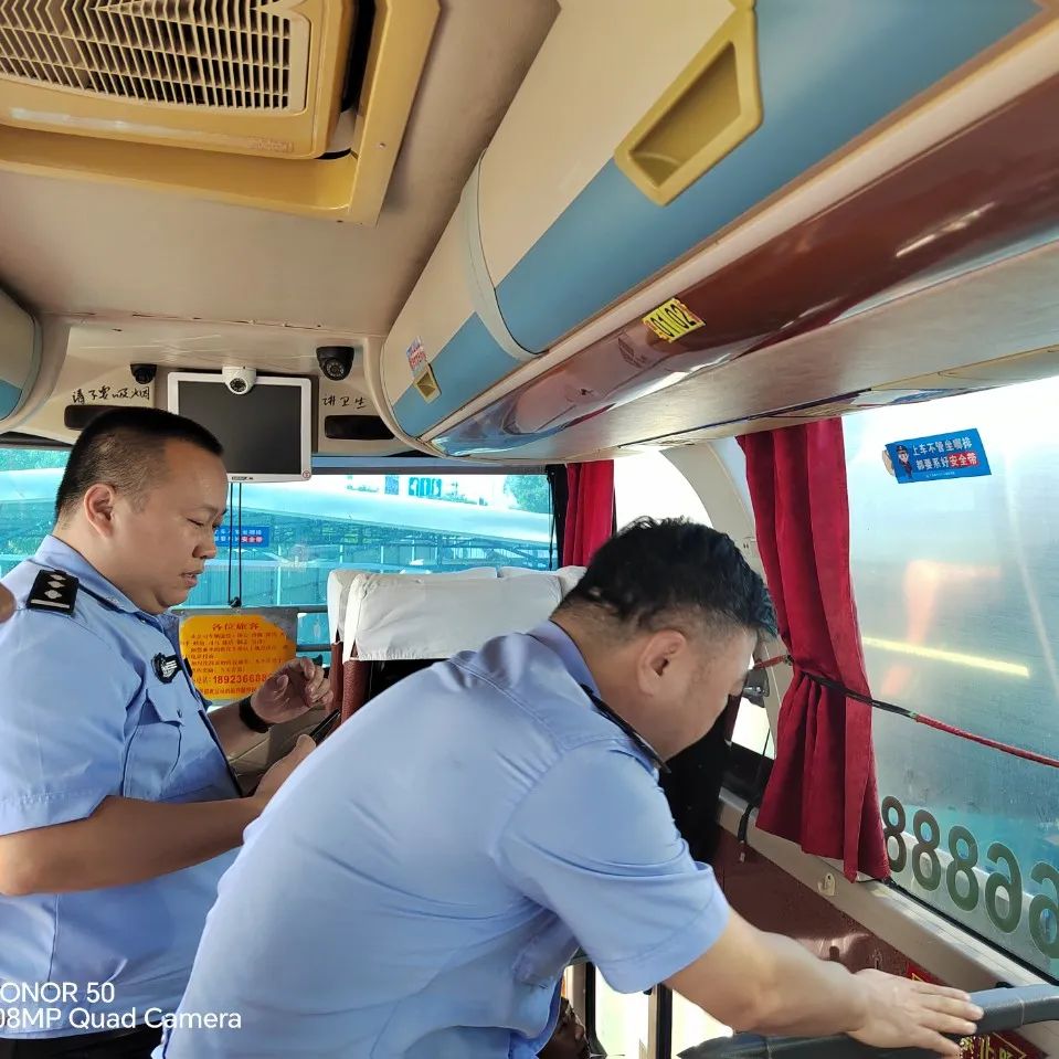 【冬季專項行動】織密學生交通安全防護網,潮陽交警加強校車安全檢查和校車司機安全宣傳教育 圖片