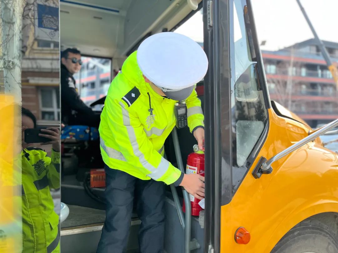 富蘊交警開展校車“大體檢”,護航平安上學路 圖片