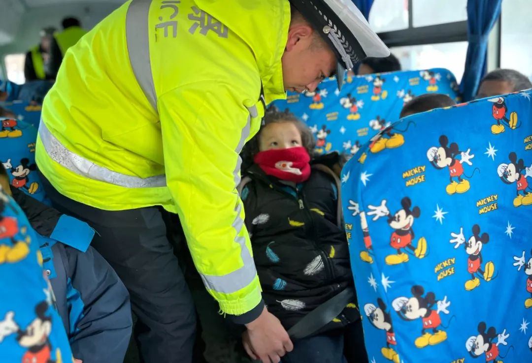 富蘊交警開展校車“大體檢”,護航平安上學路 圖片