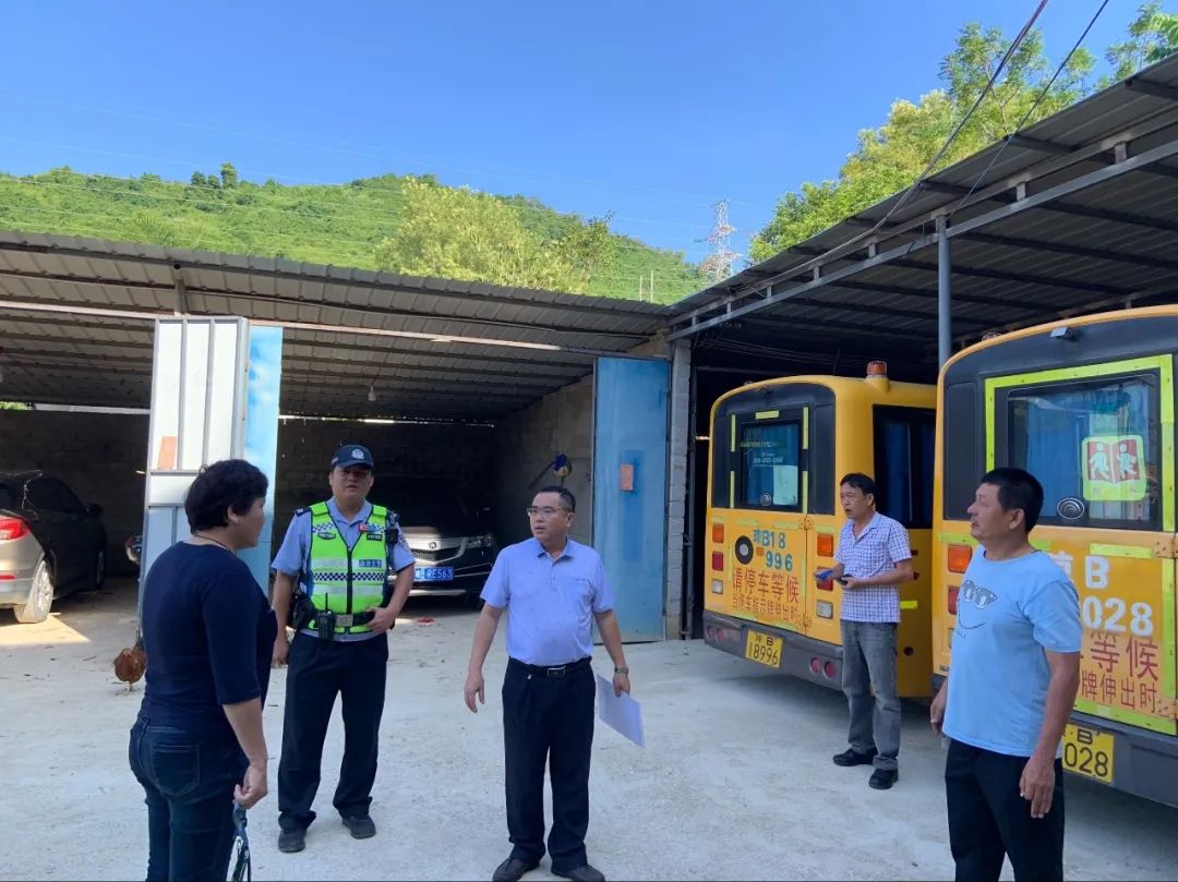 護(hù)苗行動——海棠區(qū)教育局聯(lián)合區(qū)交警部門開展校車隱患大排查行動 圖片