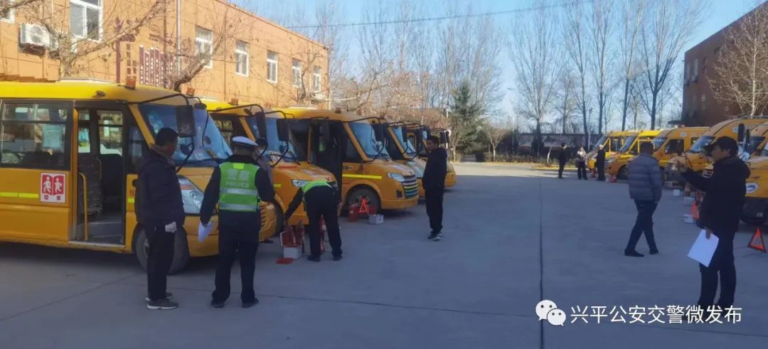 興平公安交警開展校車安全檢查和校車司機(jī)安全宣傳教育/ 圖片